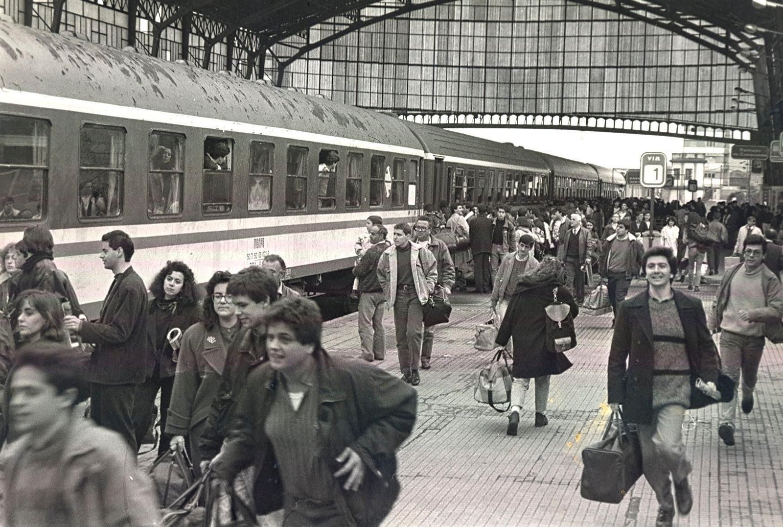 jovenes magos en una estacion de tren
