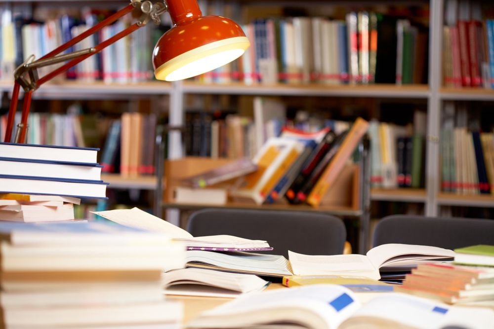 libros y material de estudio en una mesa