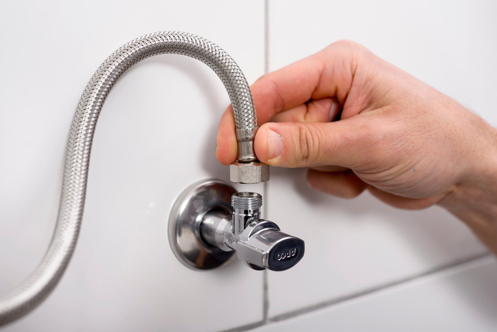 llave de paso de agua en bano scaled