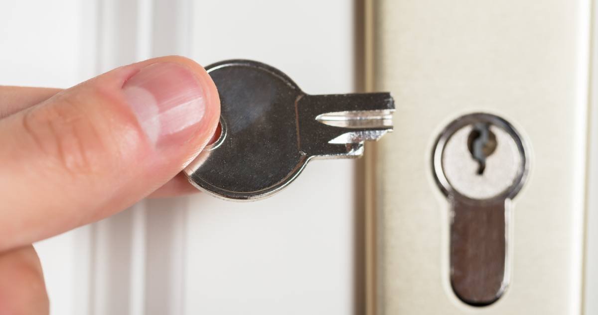 llave rota en una cerradura abierta