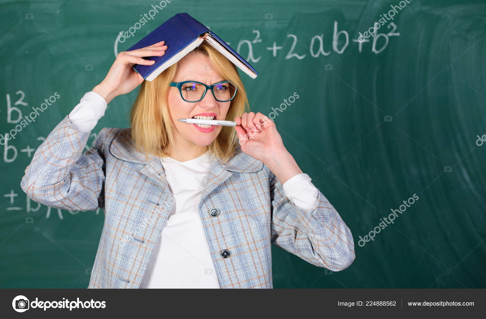 maestro inspirador en aula creativa