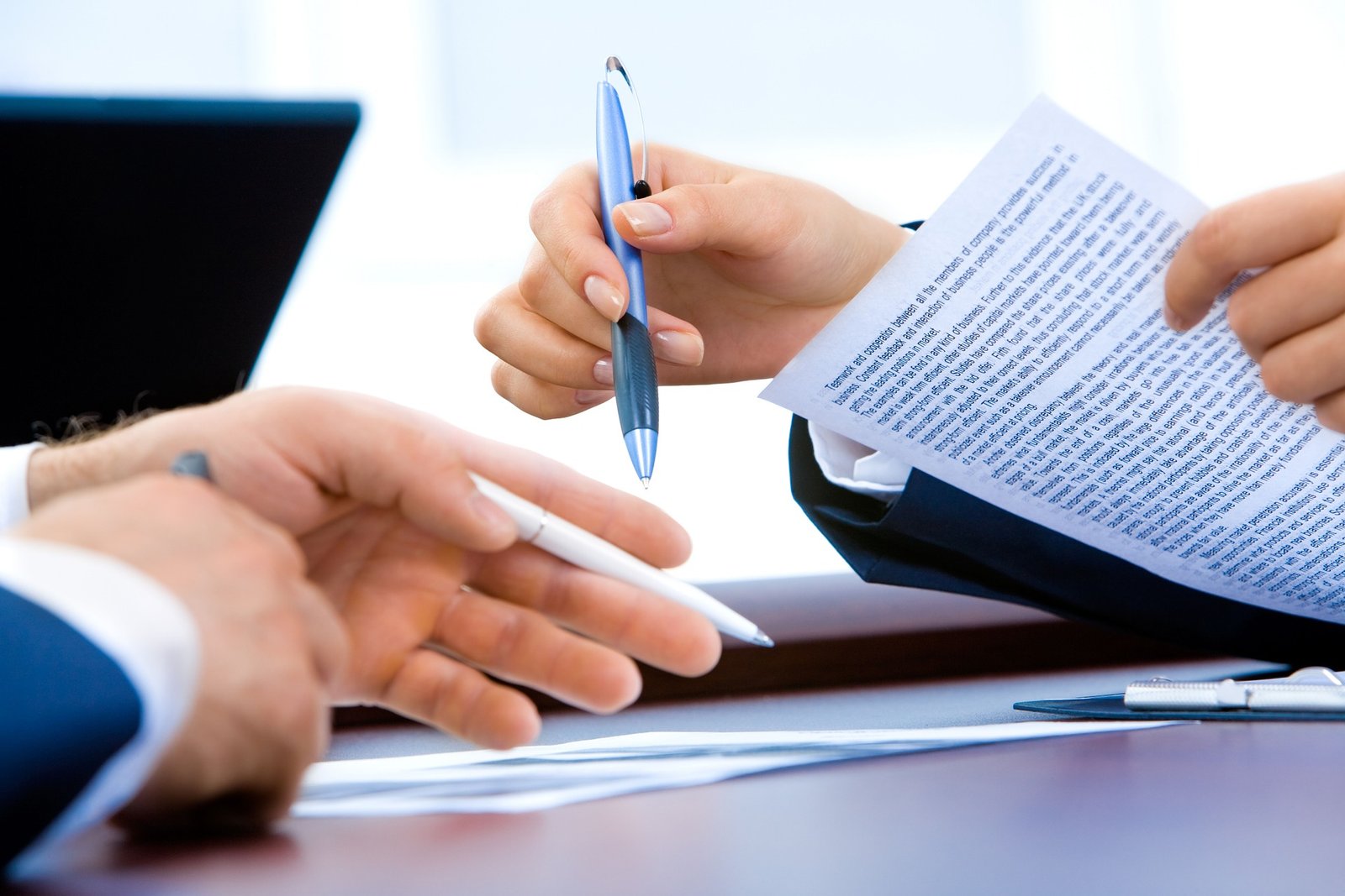 manos firmando un contrato laboral
