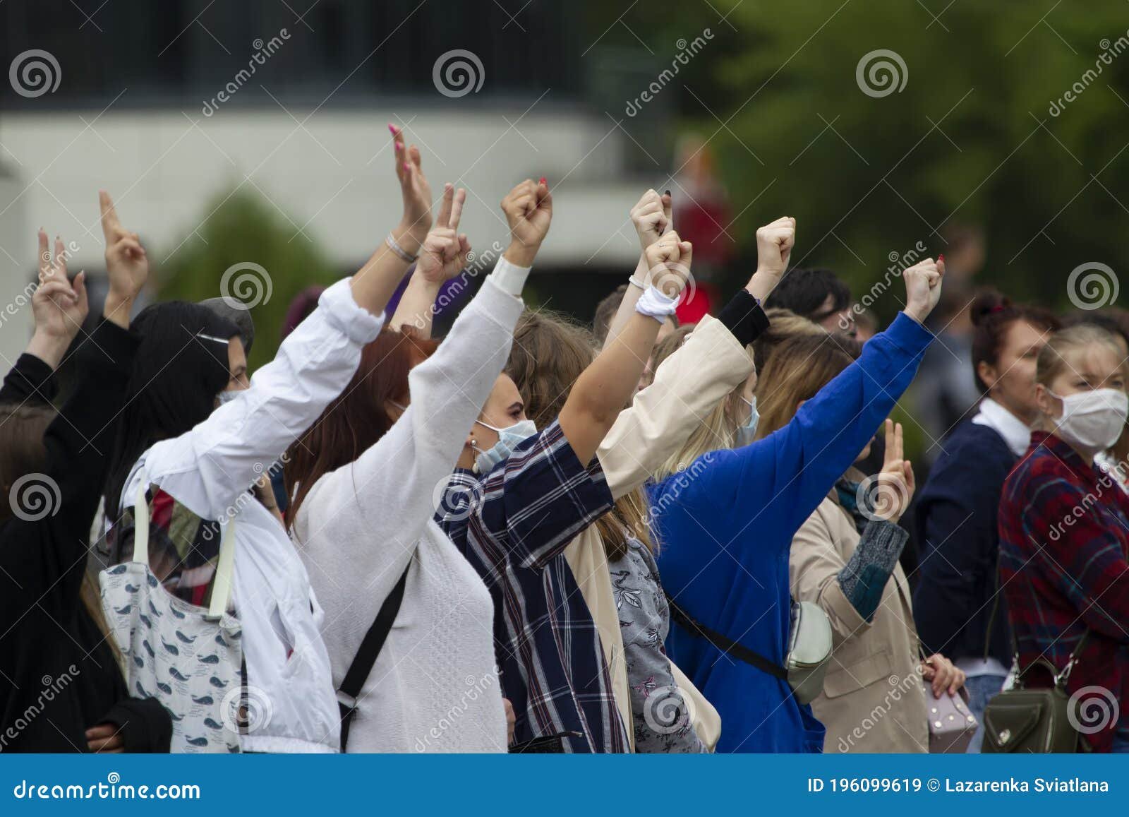 manos levantadas en protesta pacifica