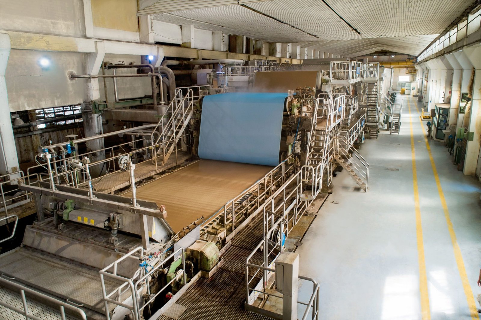 maquinaria en una fabrica de papel