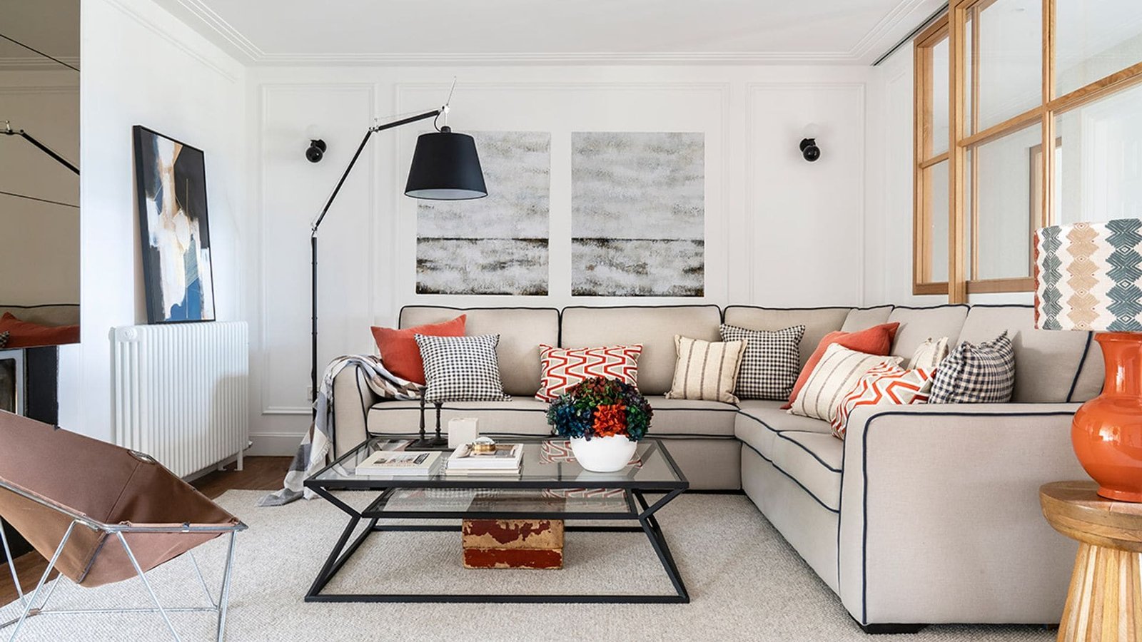 mesa de centro decorada con estilo moderno