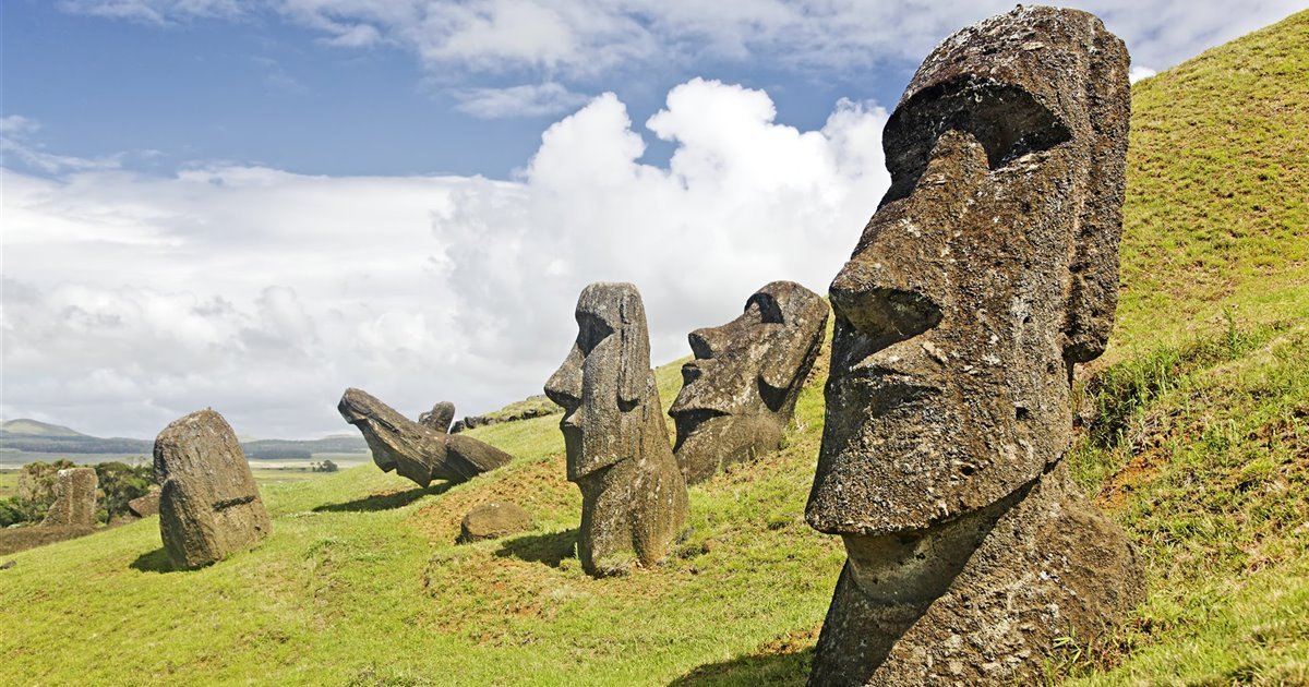 moais en la isla de pascua chile