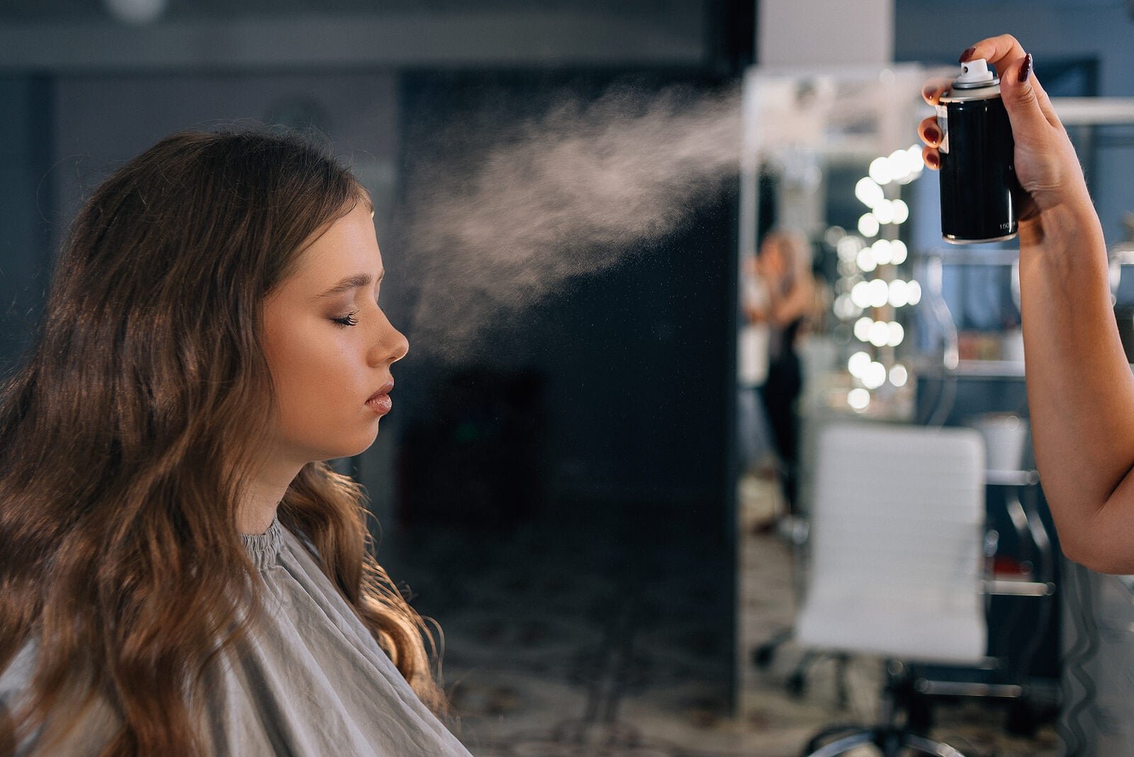 mujer aplicando fijador de maquillaje