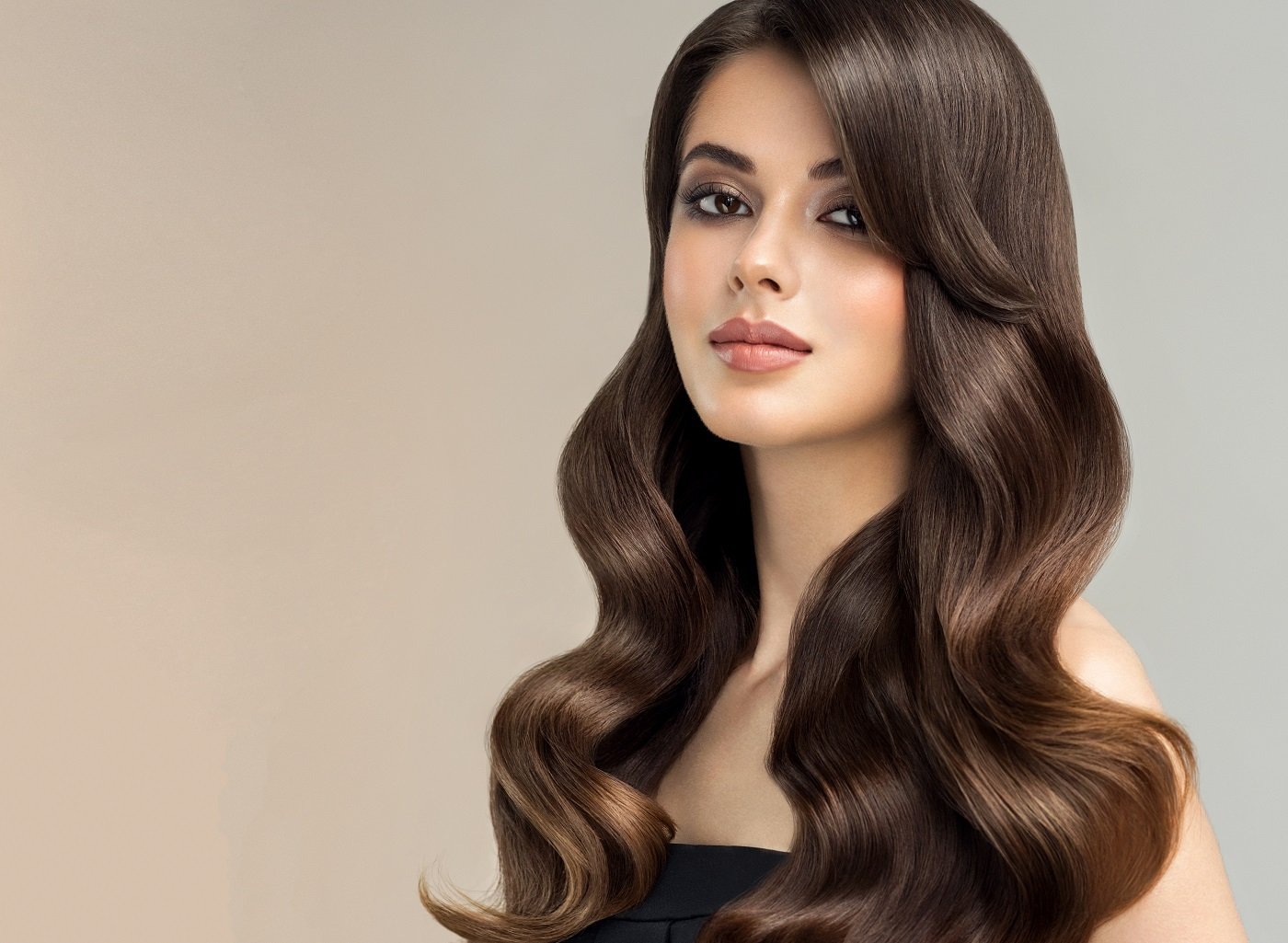 mujer con diferentes tonos de chocolate en cabello