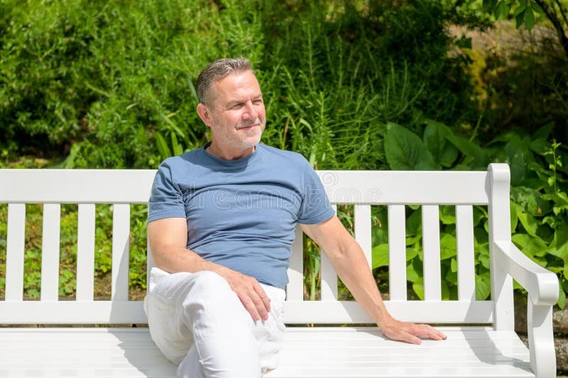 naturaleza exuberante con un anciano