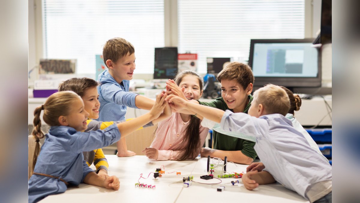 ninos colaborando en un proyecto grupal