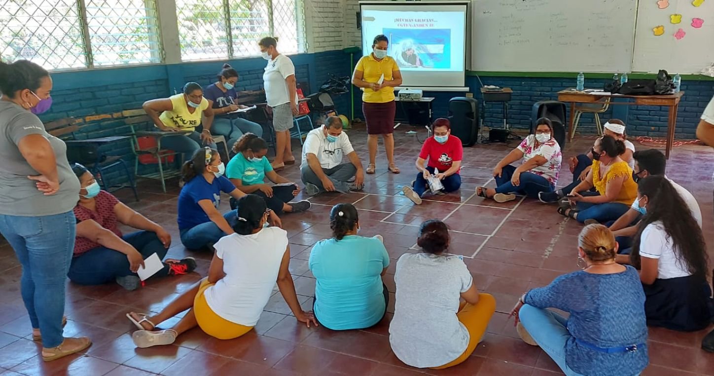 ninos estudiando en un entorno divertido