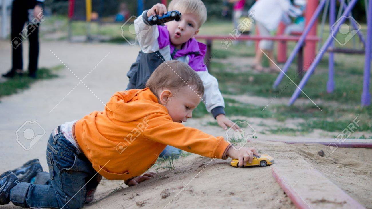 ninos jugando con juguetes en un parque