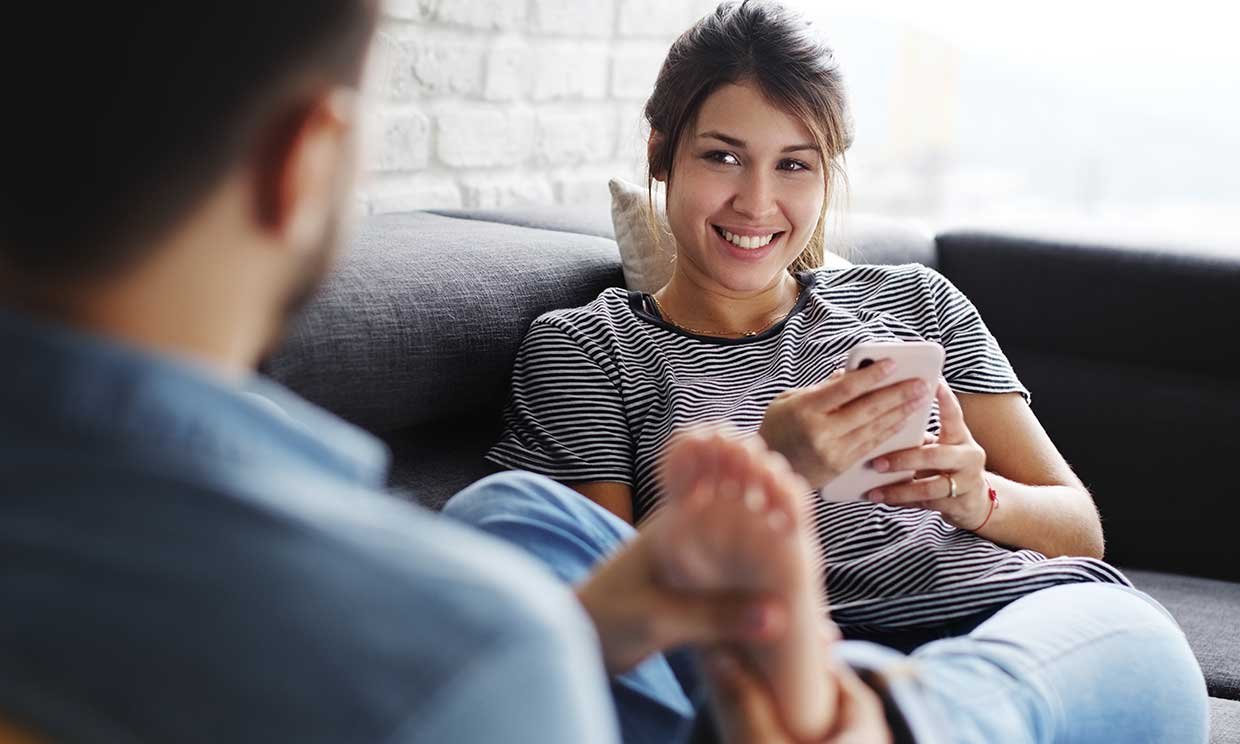 pareja disfrutando de un masaje en los pies