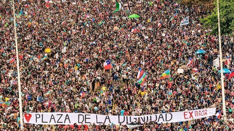 parisi reflexionando en un entorno urbano