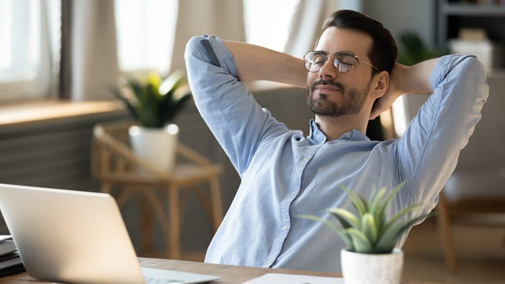 persona meditando sobre decisiones en una mesa