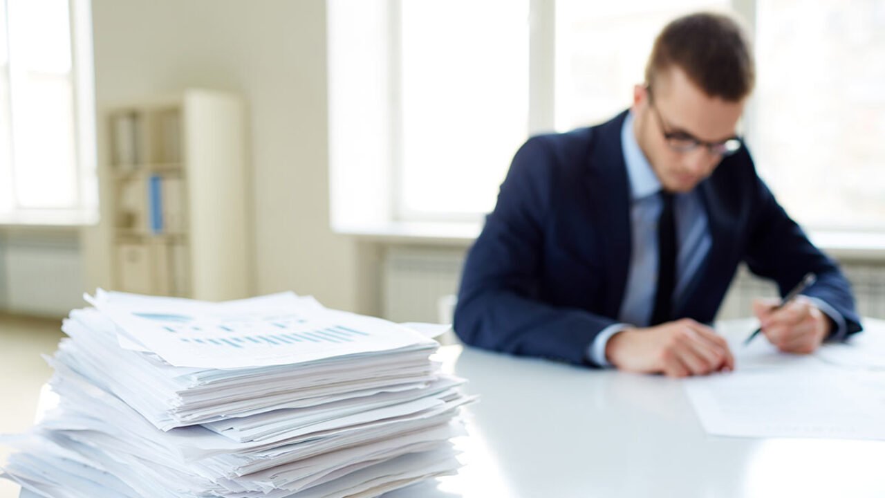 persona revisando documentos de pensiones