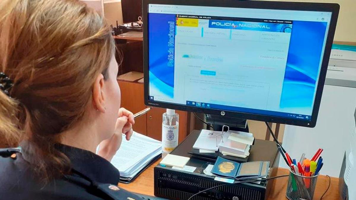 persona revisando movimientos bancarios en computadora