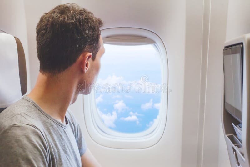 persona tranquila mirando por la ventana del avion