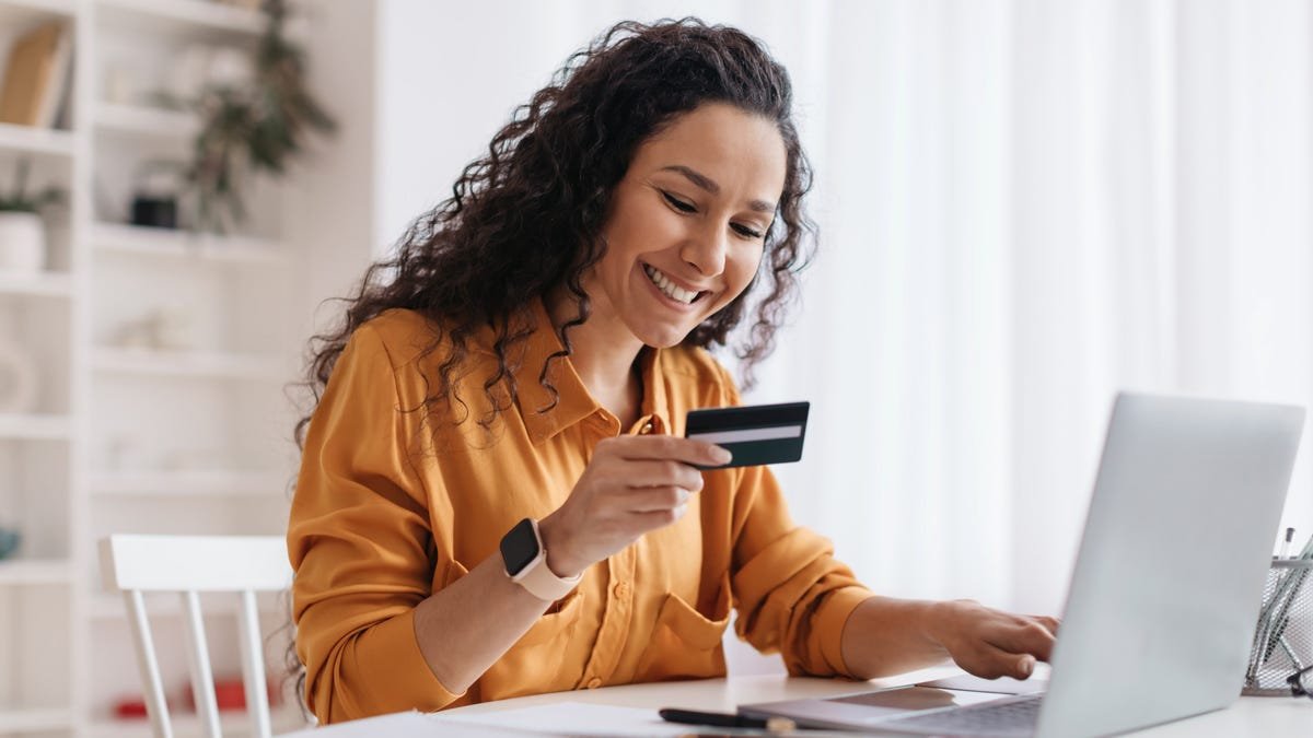 persona usando computadora para solicitar tarjeta