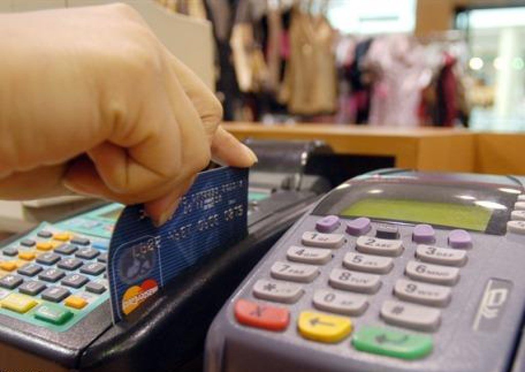 persona usando tarjeta de credito en tienda 1
