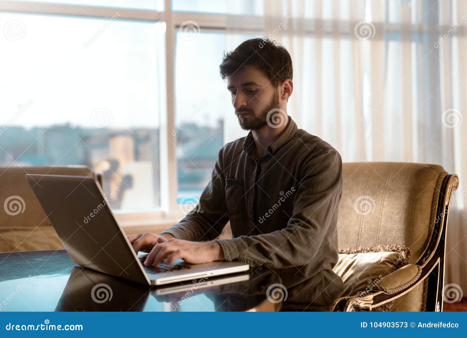 persona usando un ordenador en casa