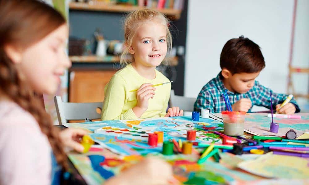 personas aprendiendo en taller creativo