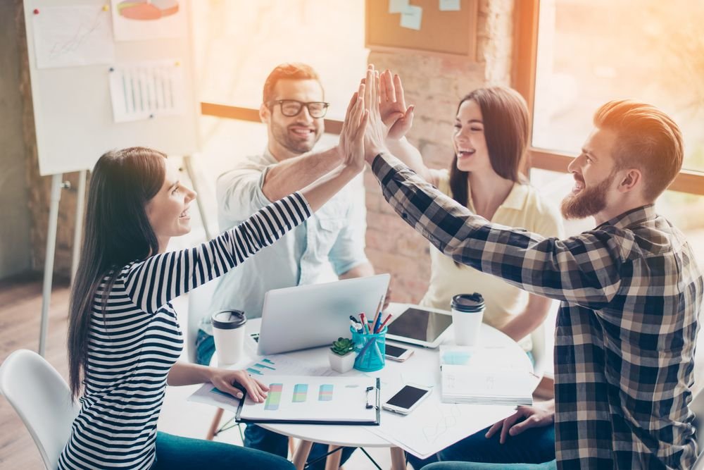 personas felices trabajando en equipo