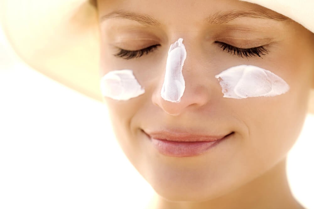 piel grasa con protector solar aplicado