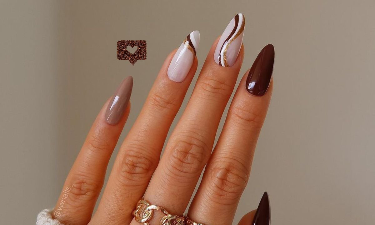 pinceladas de esmalte cafe en una superficie