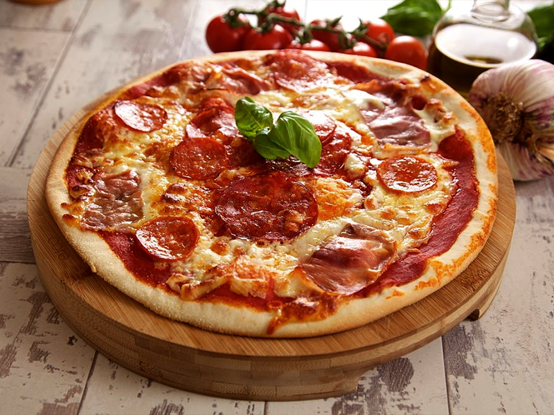 pizza deliciosa en un restaurante familiar