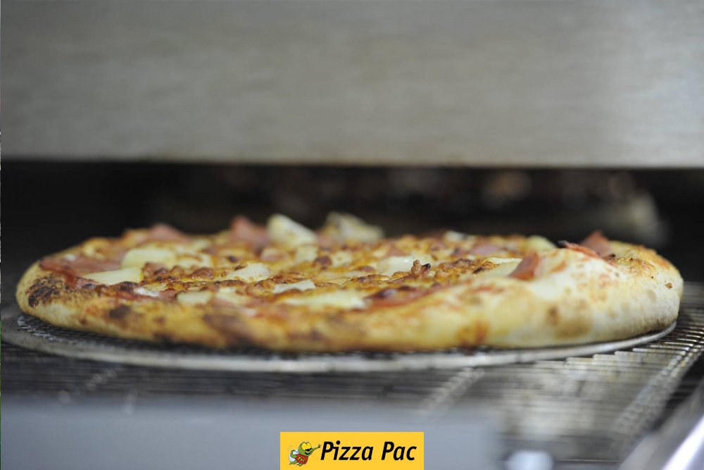 pizza recien horneada con ingredientes frescos