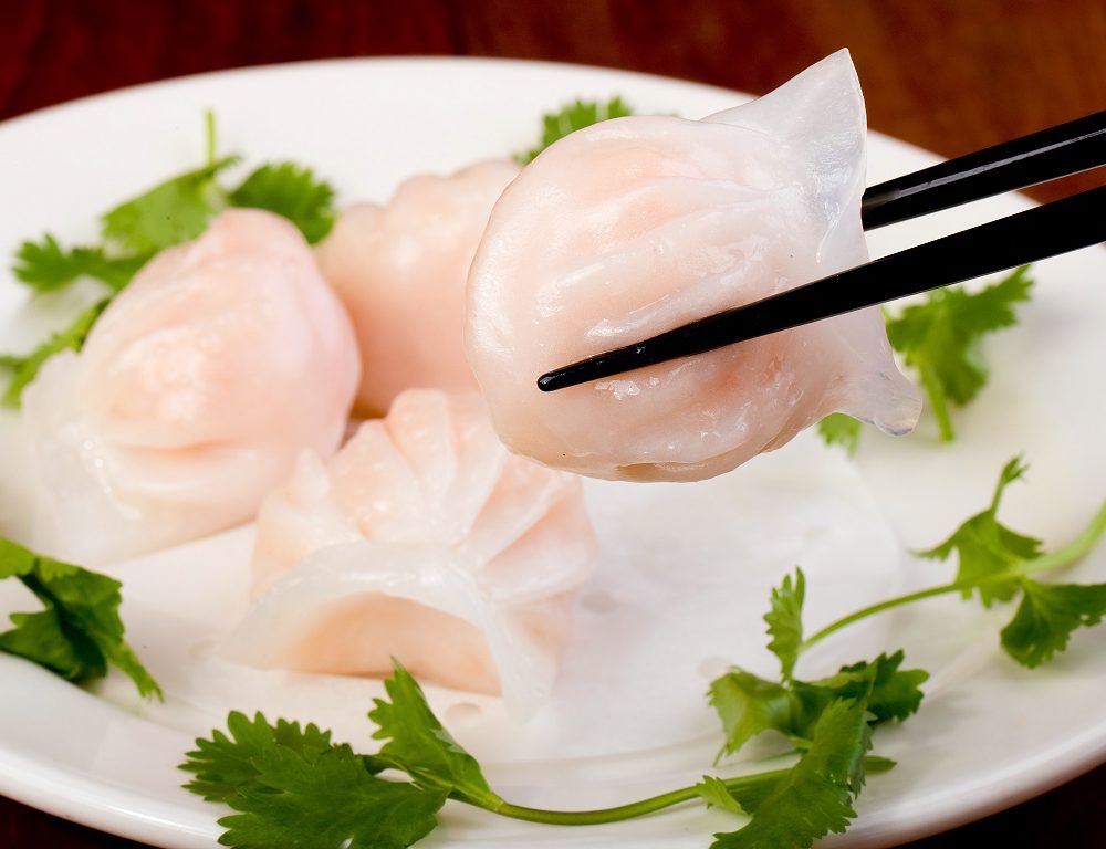 plato de dim sum con presentacion elegante