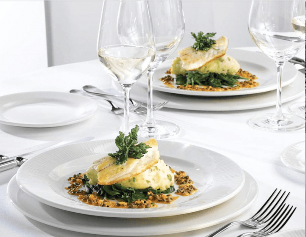 platos gourmet en una mesa elegante