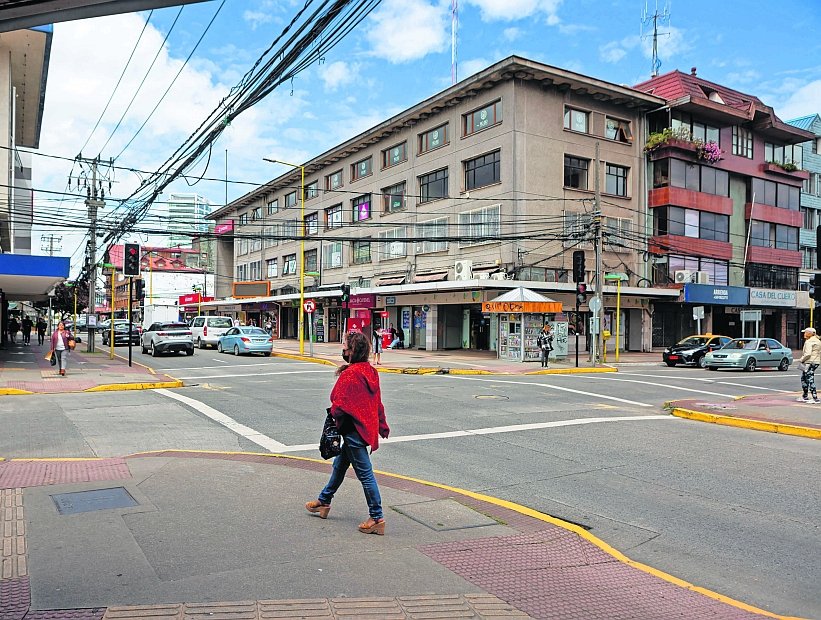plaza central de puerto montt con locales
