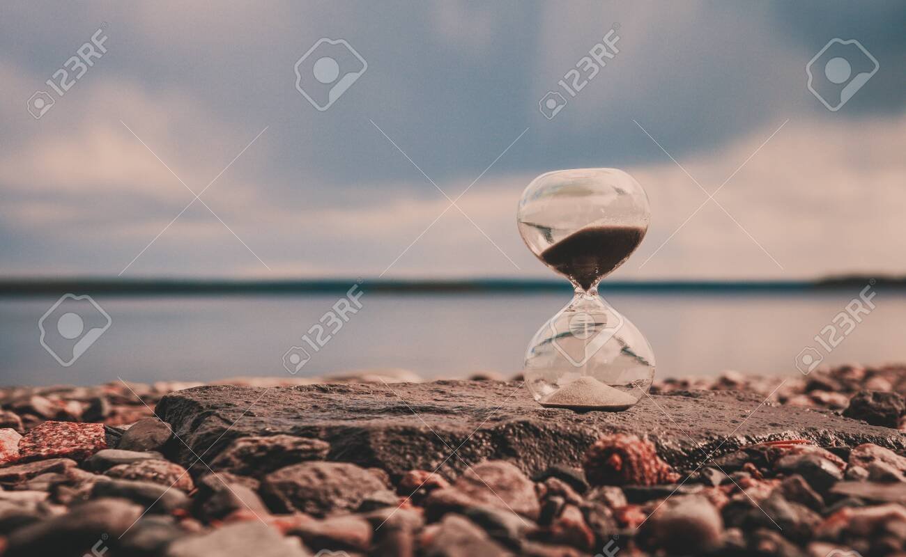 reloj de arena simbolizando el tiempo y jubilacion
