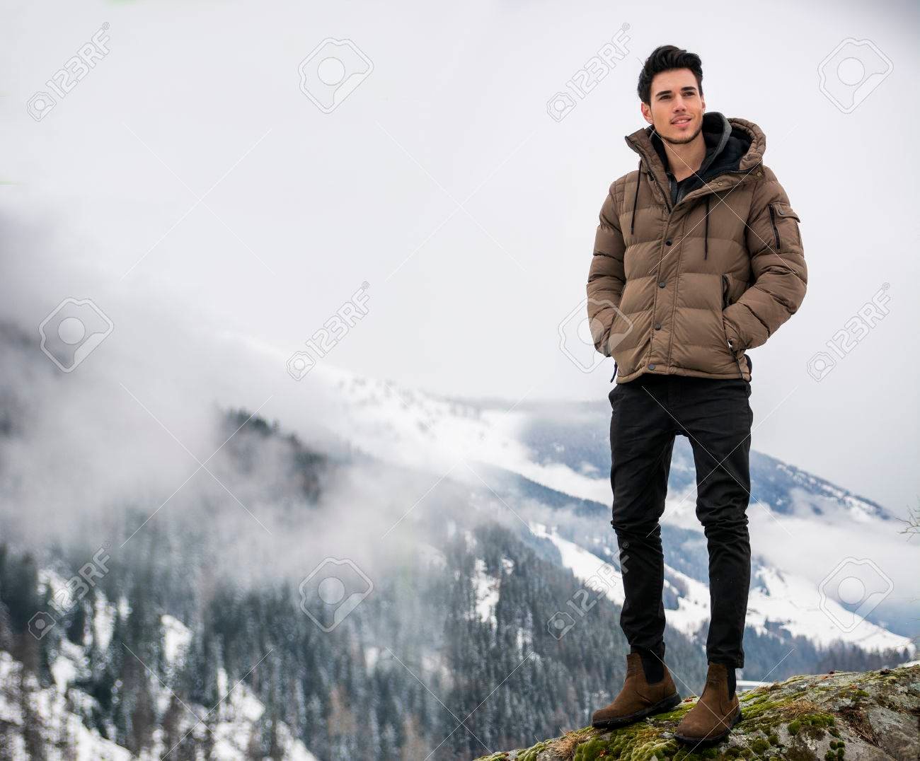 ropa de montana en un paisaje nevado