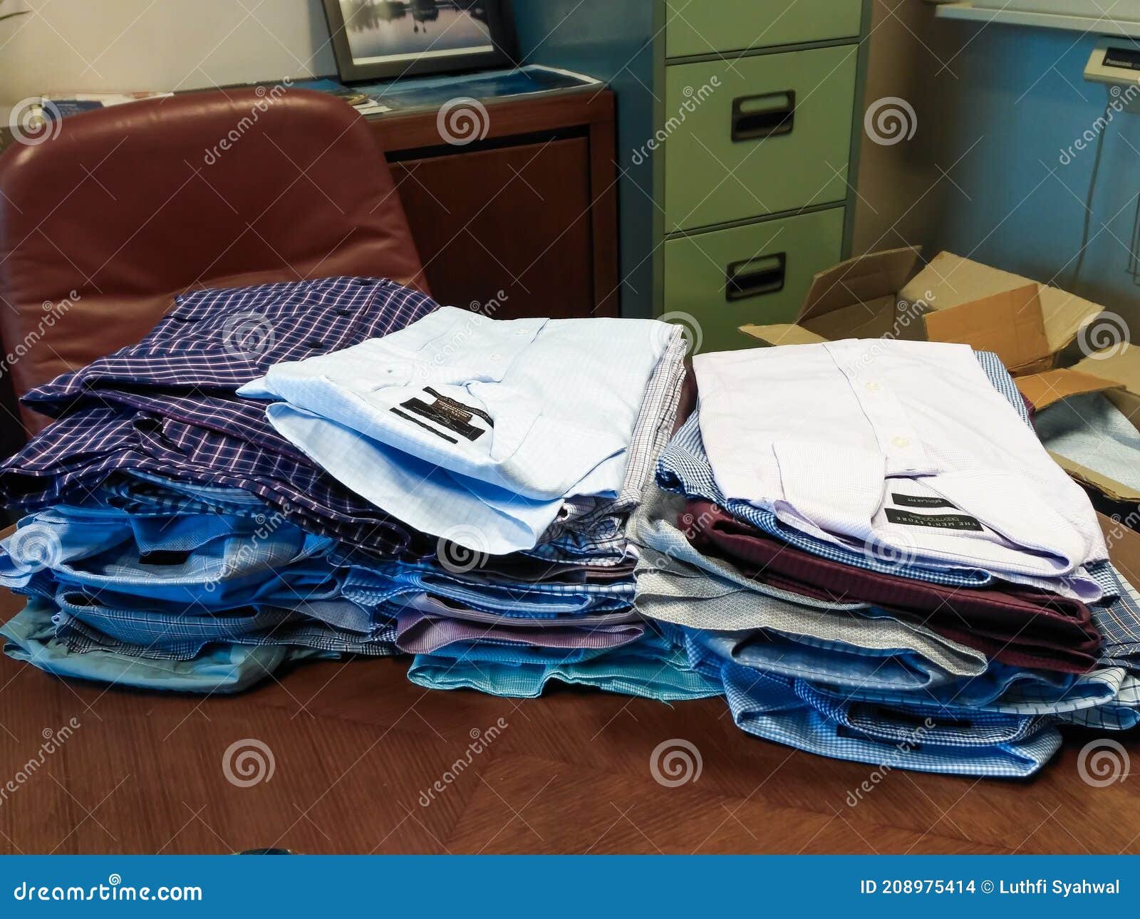 ropa usada apilada en una caja