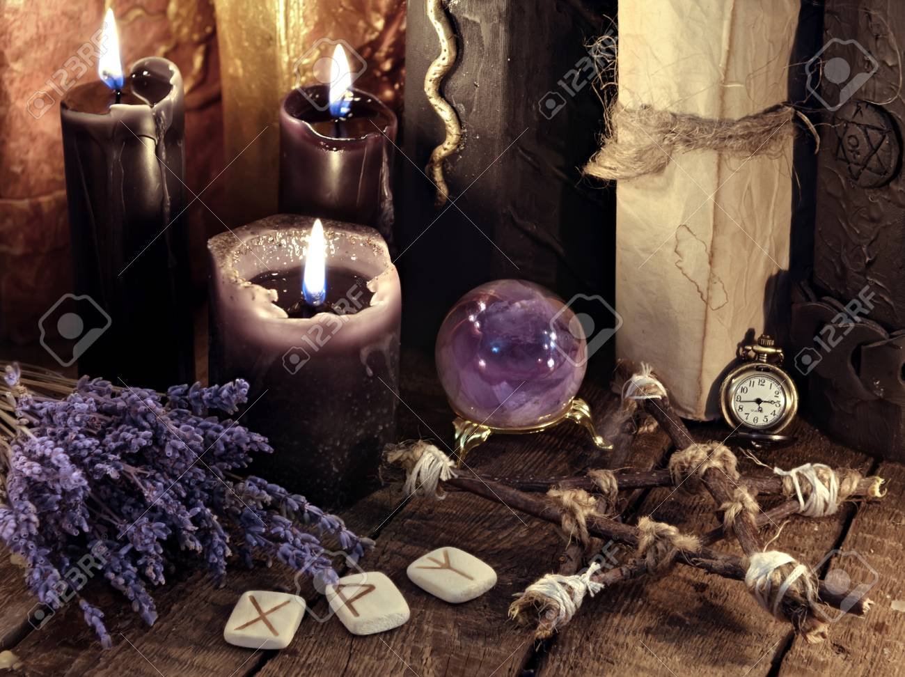 runas sobre fondo mistico y romantico