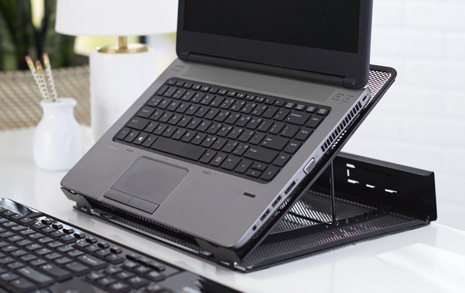 soporte de notebook con ventilador en uso