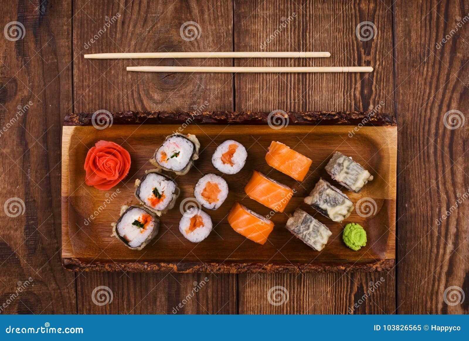 sushi fresco sobre una tabla de madera