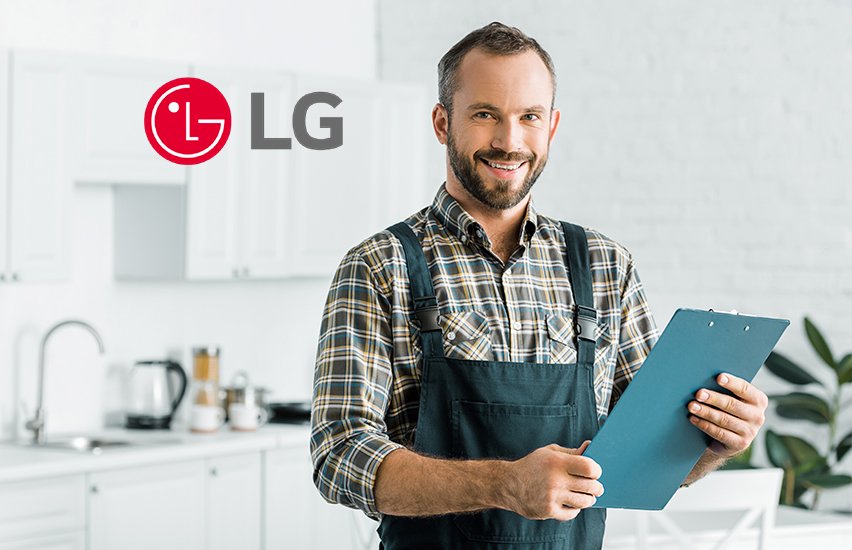 tecnico reparando electrodomestico lg en casa