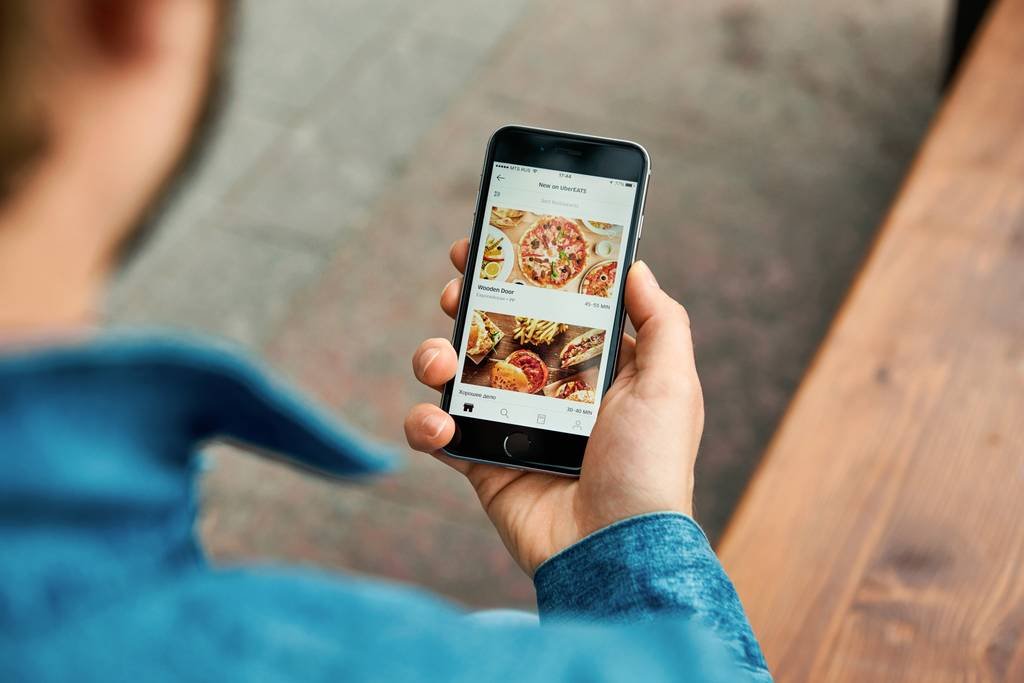 telefono movil con app de uber eats
