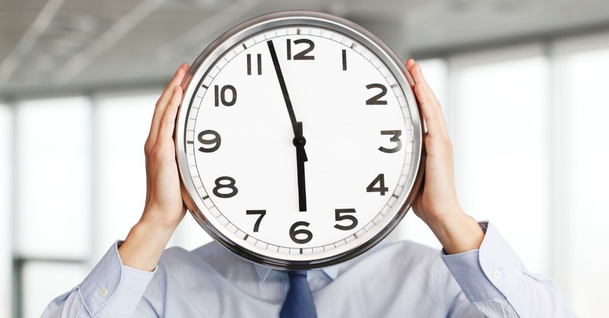 trabajo en feriado con reloj de fondo