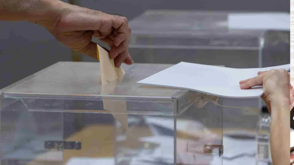 urna de votacion con papeletas