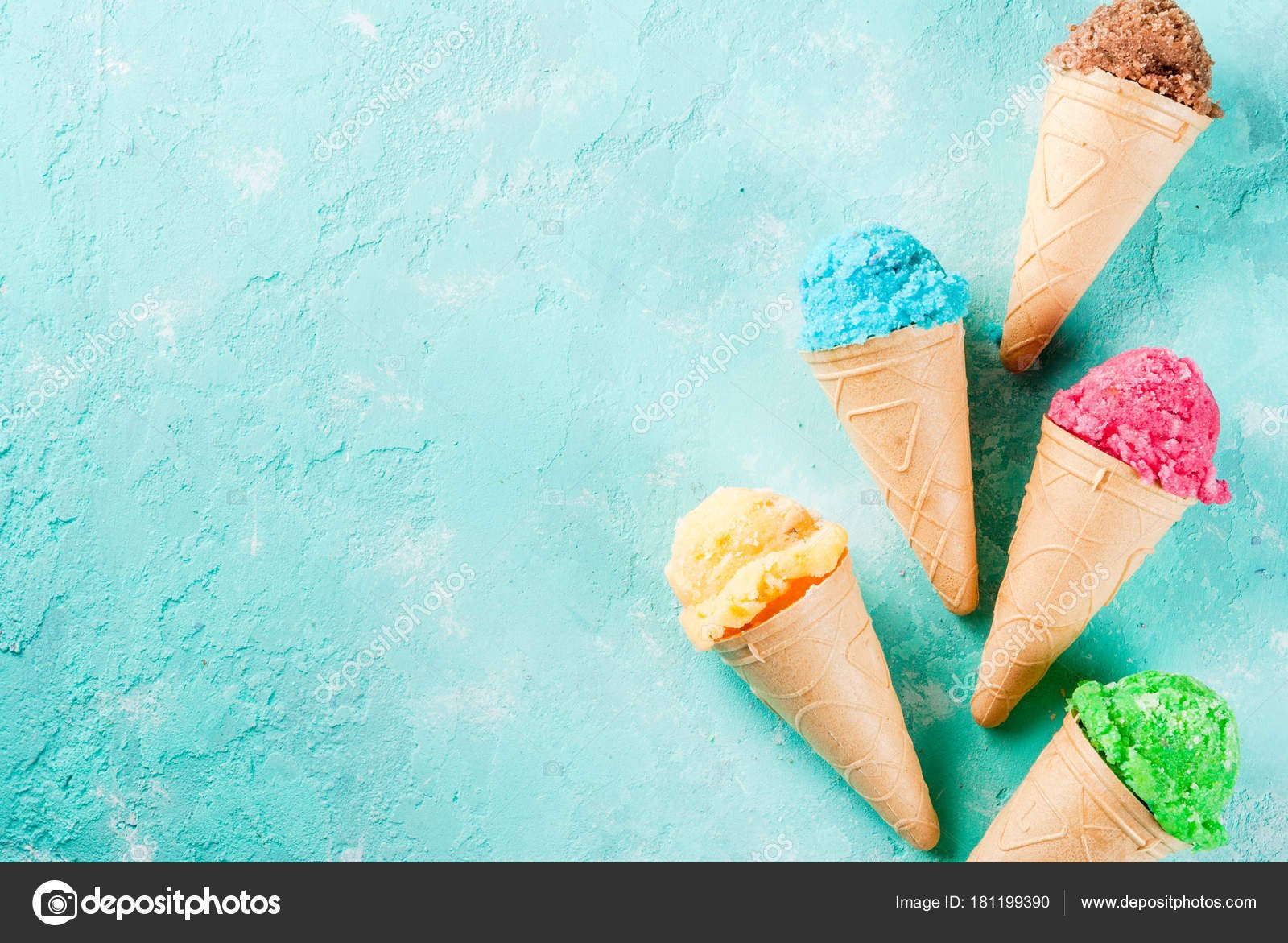 variedad de helados coloridos en tarrinas