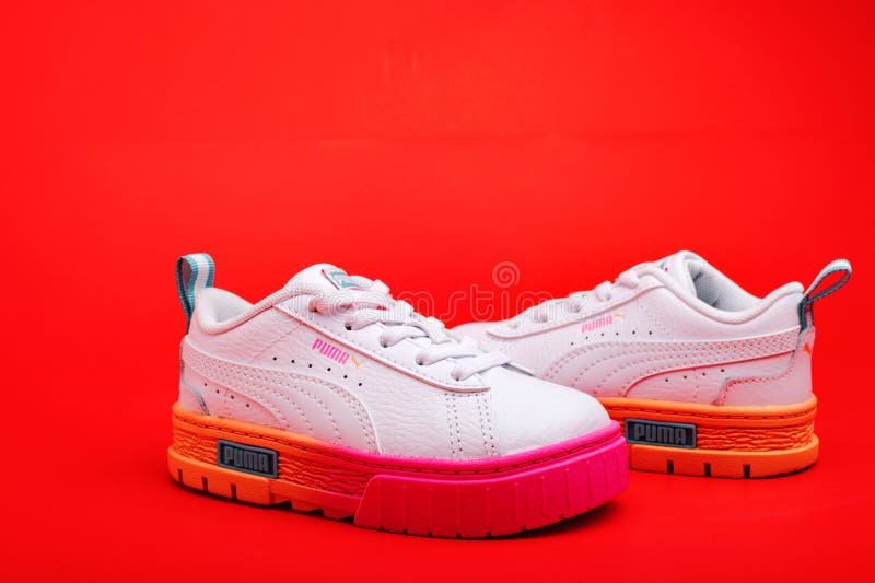 zapatillas puma en un fondo colorido