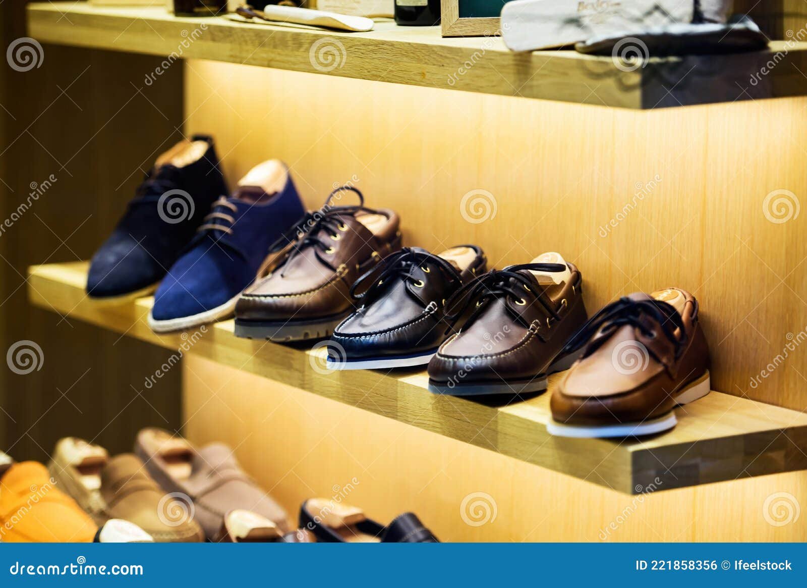 zapatos de cuero en vitrina de tienda